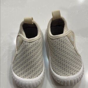 Neutral Toddler size 5 soft shoes, cream with grey weave and white sole.